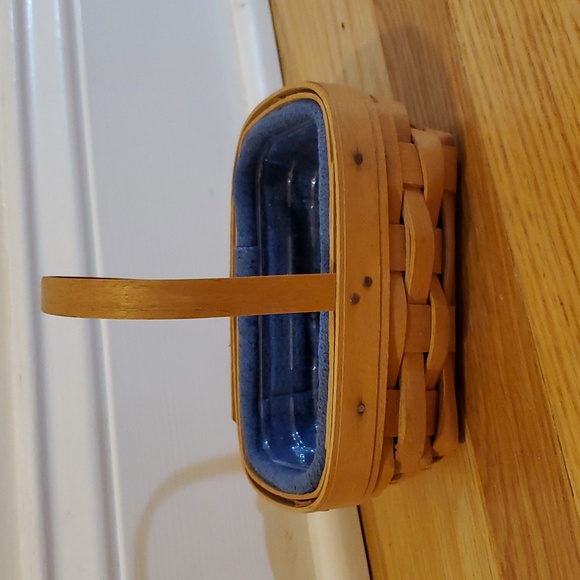 Longaberger basket with plastic & cloth liner - Picture 4 of 10